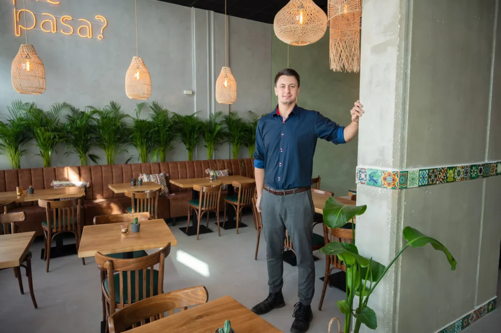 Tomasz Babinski dørene til sin nye latinamerikanske bar og restaurant Que Pasa på Østre Torg